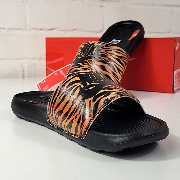 Nike Victori One Slide Tiger Print Women's 7 CN9676 010 - Picture 2 of 8